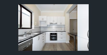 Two Bedroom plus Sunroom In The Heart Of Manly - Photo 3