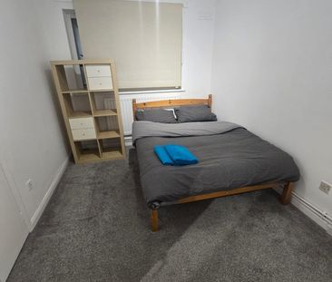 Room in a Shared Flat, Clarence Lane, SW15 - Photo 3