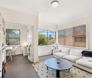 SPACIOUS ART DECO ONE BEDROOM APARTMENT WITH SUNROOM - Photo 5