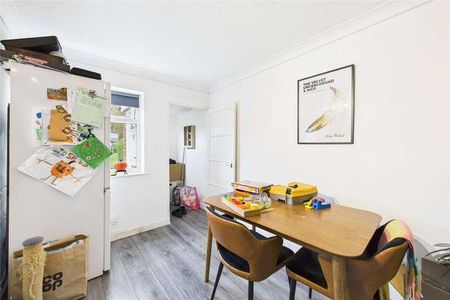 Pinewood Park, Farnborough, Berkshire, GU14 - Photo 2