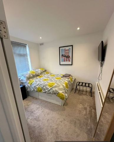 2 Bed Maisonette, Westwood Court, SW19 - Photo 3