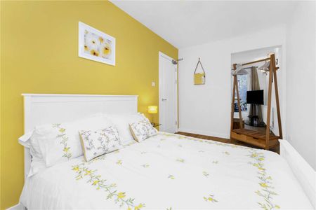 An immaculately presented furnished Ground floor one-bedroom flat in a popular Old Town location of Edinburgh. - Photo 3