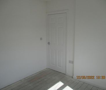 3 bedroom end of terrace house to rent - Photo 6