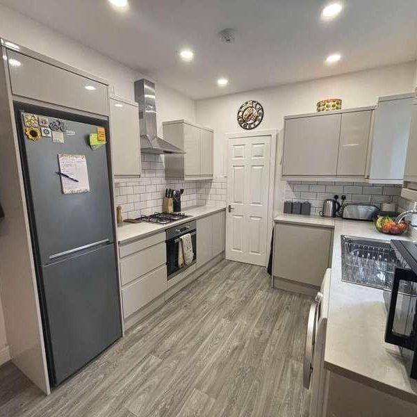 Meadows Road, Sale, M33 - Photo 1