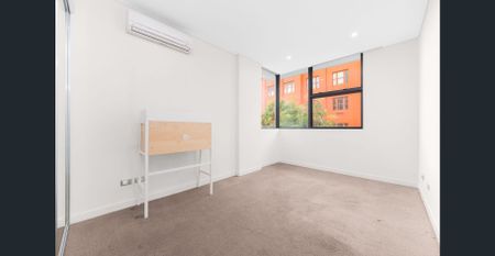 City Edge Living With Lifestyle Convenience | Luxury 3 Bed Apt for Rent - Photo 3