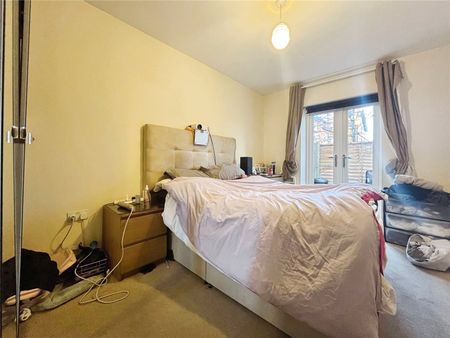 Egham Hill, Englefield Green, Egham, Surrey, TW20 0AL - Photo 2