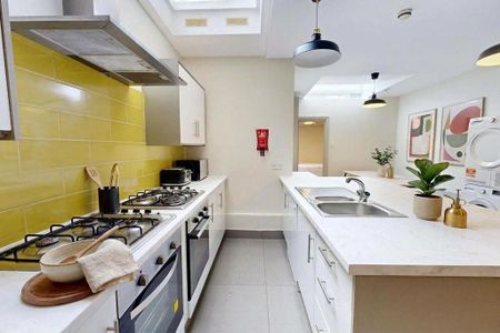 8 bedroom house to rent - Photo 2