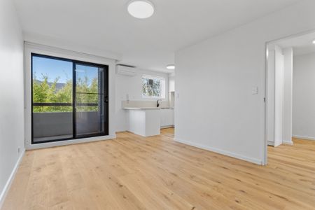 Stylish Fully Renovated Apartment in the Heart of Moonee Ponds - Photo 2