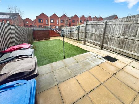 3 bedroom end of terrace house to rent - Photo 2