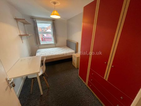 Castle Boulevard, Lenton, England - Photo 4