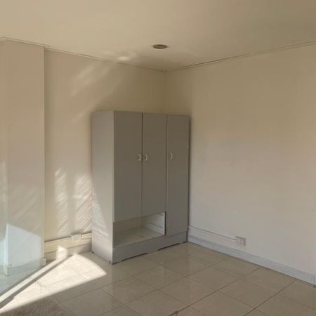 A Large family home with a Self-contained Studio! - Photo 4