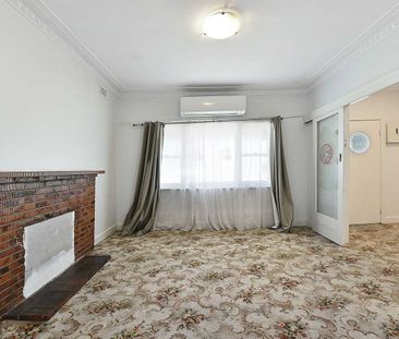 Charming & Classic 2-Bedroom Home with Large Backyard - Photo 1