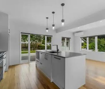 This beautifully presented three-bedroom, two-bathroom home offers ... - Photo 4