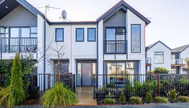 Trendy townhouse overlooks reserve - Photo 1