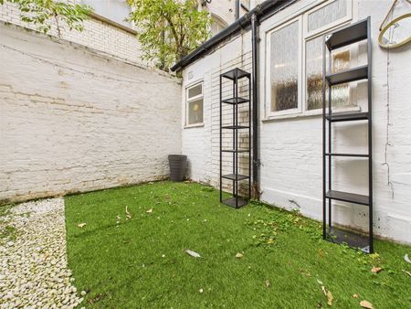 Kensington Court, London, W8 - Photo 2