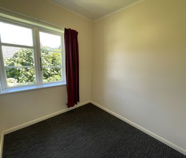 Family Home in Karori - Photo 3