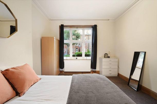 1 bedroom in a house share to rent - Photo 1