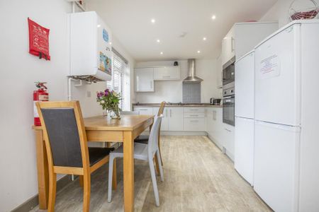 1 bedroom in a house share to rent - Photo 3