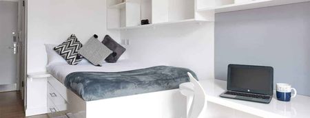 Premier Ensuite in a 13 bed apartment - Photo 5