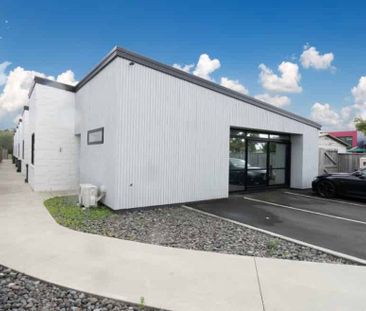 Luxury Living in Prime Location - 3 Bedroom Designer Apartment - Photo 5