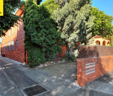 3 BEDROOM UNIT CLOSE TO ALL AMENITIES!! - Photo 6