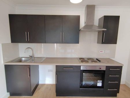 Modern 3 Bedroom Flat in Wembley, HA9 - Photo 4