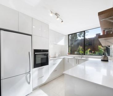 Over-sized - Semi Furnished -North-Facing Apartment With Urban Conv... - Photo 2