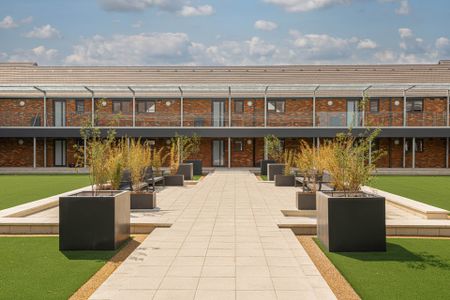 Epsom Court, Upper High Street - Photo 2