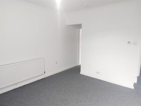 3 Bedroom House - Mid Terrace - Photo 3