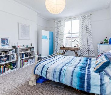 3 Bedroom, 1 bath, 1 reception Flat - Photo 2