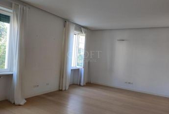 Parioli-Piazza delle Muse: Restored 3 bedroom, 3 Bath, spacious living, kitchen, balcony, near park, master bed & 2 single bedrooms. Ref 1045