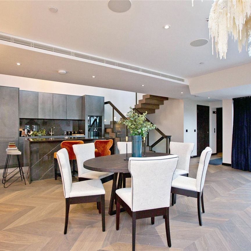 Golden Square, Soho - Photo 1