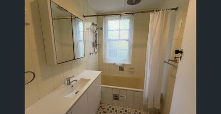 Three Bed Unit in Convenient Location - Photo 4