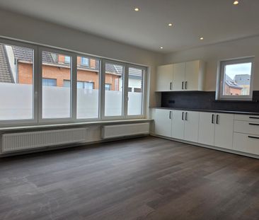 Gerenoveerde woning met drie slaapkamers en garage - Photo 3