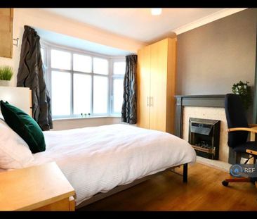 4 bedroom detached house to rent - Photo 4