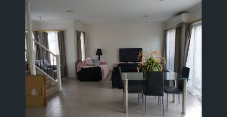 Modern three bedroom townhouse in a great location! - Photo 2