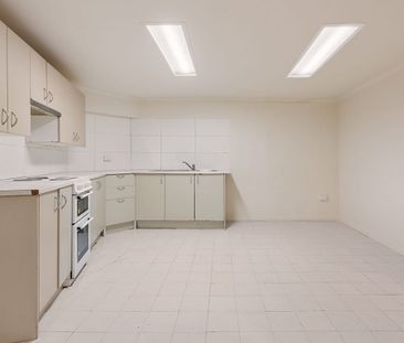 Central village living | Hybrid style house ideal for creatives / WFH ventures | Good natural light with lifestyle appeal - Photo 3