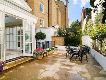 A beautiful ground floor duplex apartment offering exceptional open-plan living accommodation with a secluded terrace and underground parking. - Photo 3