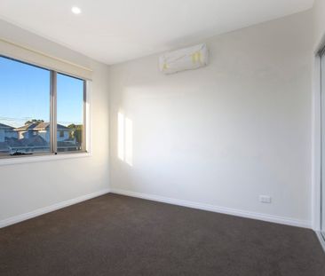 Stylish 3 Bedroom Townhouse - Photo 2