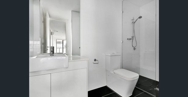 Spacious, low maintenance living - Photo 1