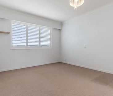 Spacious Living - Unbeatable Location - Photo 6