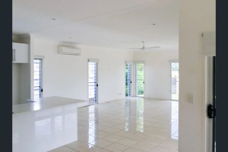 Spacious Family Home in Prime Coastal Location - Photo 2