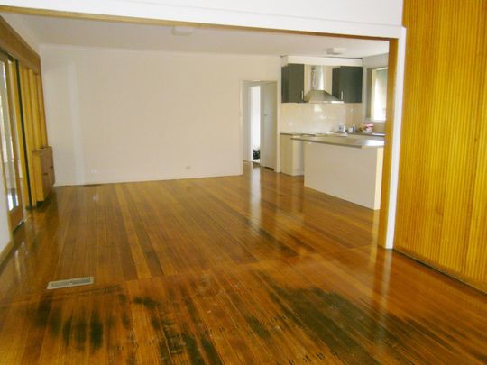 3 BEDROOM FAMILY HOME - Photo 1