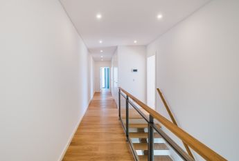 Moradia T6 de arquitetura moderna inserida no Golfe de Oeiras