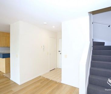Spacious two-bedroom two-bathroom apartment at heart of Toowong - Photo 2