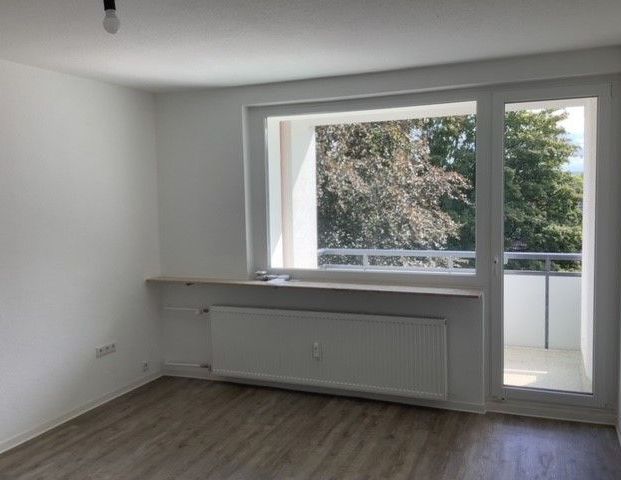 Stop: modernisierte 4- Zimmer-Erdgeschosswohnung in Hannover Sahlkamp - Photo 1