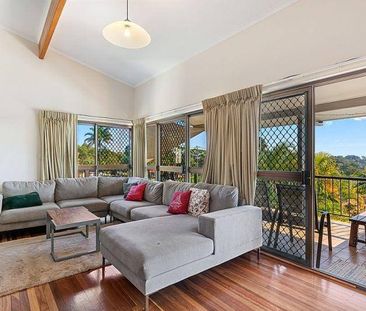 Spacious 4-Bedroom Family Home with a Separate Living Area - Photo 2