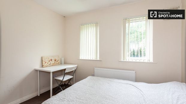 Double room in 4-bedroom houseshare in Stoneybatter, Dublin - Photo 1