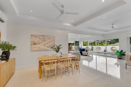 STUNNING FAMILY HOME, IN SOUGHT AFTER LOCATION, WITH A POOL!! - Photo 3