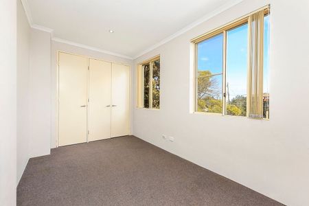 Modern & Spacious Four Bedroom Townhouse - Photo 2